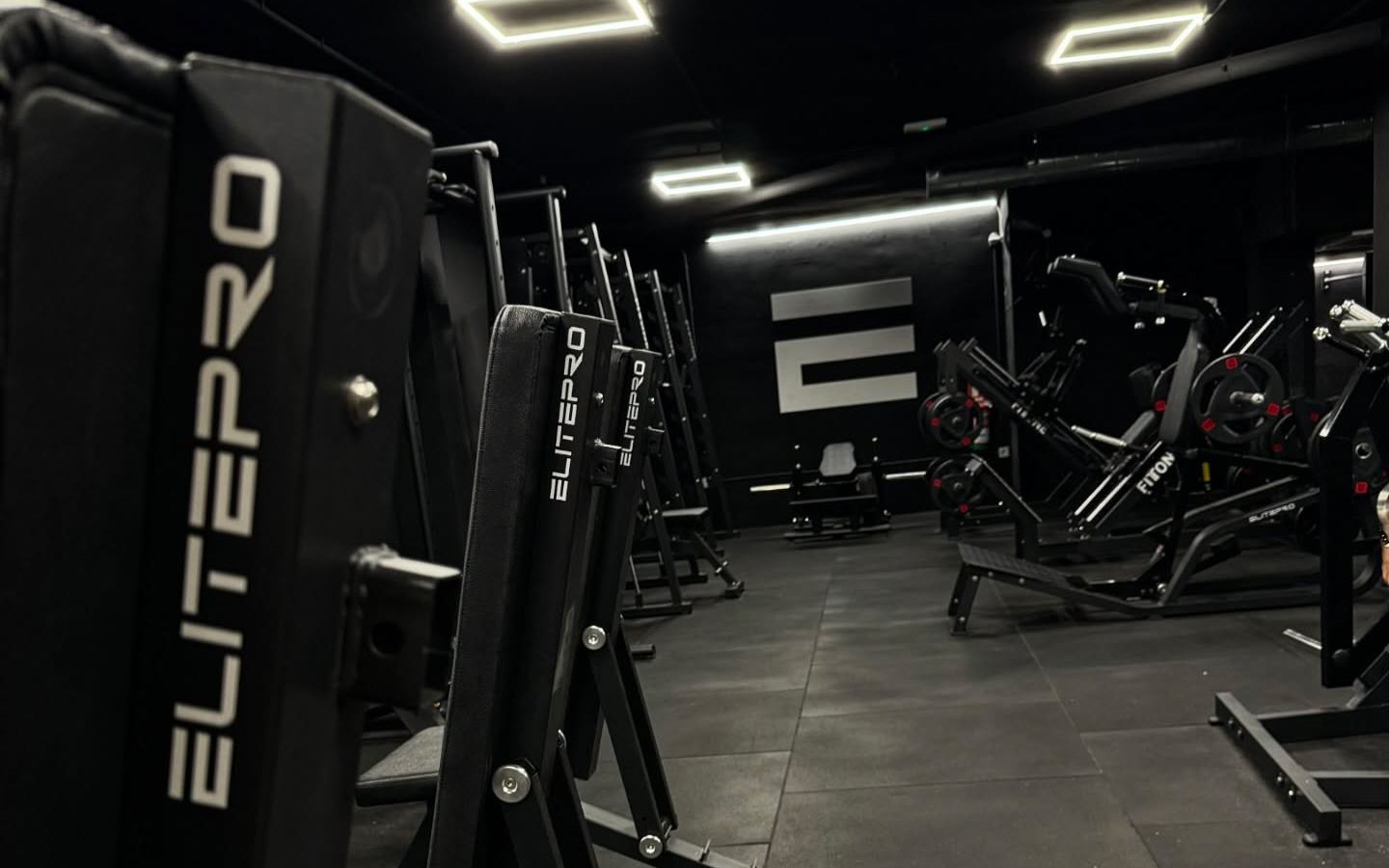 Bancos y zona de peso libre de ElitePro Gym